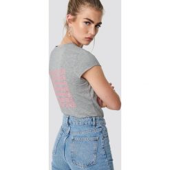 NA-KD Trend T-shirt z surowym wykończeniem Fake - Grey. Szare t-shirty damskie NA-KD Trend, z nadrukiem, z jersey, z okrągłym kołnierzem. Za 72,95 zł.