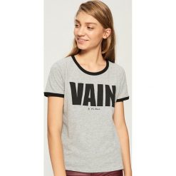 T-shirt z kontrastowym nadrukiem - Jasny szar. Szare t-shirty damskie marki Sinsay, l, z nadrukiem, z kontrastowym kołnierzykiem. W wyprzedaży za 14,99 zł.