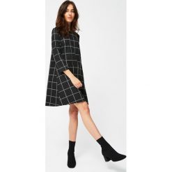 Sukienka w kratę. Czarne sukienki damskie Moodo, xs, bez wzorów, bez kołnierzyka, bez rękawów. Za 39,99 zł.