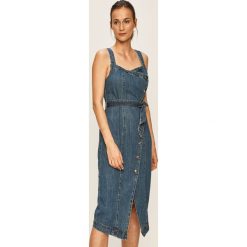 Vero Moda - Sukienka jeansowa. Niebieskie sukienki damskie Vero Moda, na co dzień, s, bez wzorów, z bawełny, casualowe, z dekoltem karo, bez rękawów, midi, proste. Za 219,90 zł.