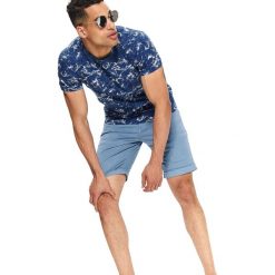 T-shirt we wzór. Niebieskie t-shirty męskie Top Secret, na lato, m, z nadrukiem, z bawełny, bez kołnierzyka, krótkie. W wyprzedaży za 24,99 zł.