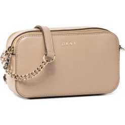 Torebka DKNY - Bryant-Camera Bag R01E3G86 Sand SAN. Brązowe listonoszki damskie DKNY, bez wzorów, ze skóry, bez dodatków. Za 719,00 zł.