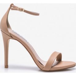 Steve Madden - Sandały Sheena. Sandały damskie Steve Madden, bez wzorów, z materiału, bez obcasa, na obcasie, na klamry. W wyprzedaży za 249,90 zł.