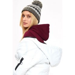 CZAPKA DAMSKA Z POMPONEM. Szare czapki damskie TROLL, na zimę, bez wzorów, z dzianiny. W wyprzedaży za 12,99 zł.