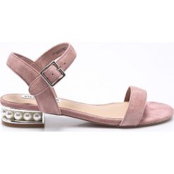 Steve Madden - Sandały. Różowe klapki damskie Steve Madden, bez wzorów, ze skóry, bez obcasa, na szpilce. W wyprzedaży za 269,90 zł.