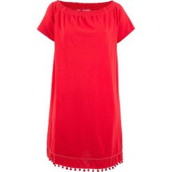 Sukienka shirtowa z dekoltem "carmen" bonprix truskawkowy. Czerwone sukienki damskie bonprix, bez wzorów, bez kołnierzyka, bez rękawów. Za 44,99 zł.