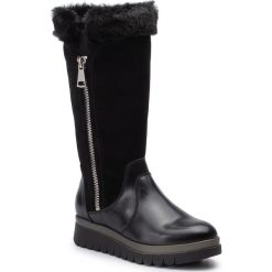 Kozaki LASOCKI SM-A220. Czarne kozaki damskie Lasocki, ze skóry, bez obcasa, bez zapięcia. Za 379,99 zł.