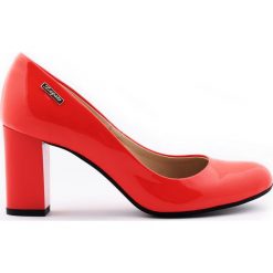 Lakierowane czółenka na słupku - skóra naturalna - model 042 - kolor koralowy lakier. Pomarańczowe czółenka damskie Zapato, na co dzień, bez wzorów, z jeansu, z okrągłym noskiem, bez obcasa, na obcasie. W wyprzedaży za 179,40 zł.