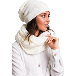 Czapka smerfetka - ecru. Czapki damskie BE, bez wzorów, ze splotem. W wyprzedaży za 49,00 zł.