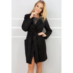Płaszcz wiązany paskiem halie. Czarne płaszcze damskie Jestes Modna, s, z materiału, eleganckie. W wyprzedaży za 209,00 zł.