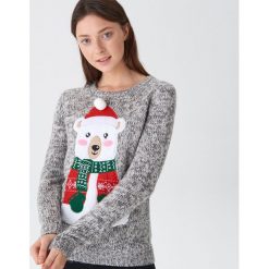 Sweter ze świątecznym motywem - Jasny szary. Szare swetry damskie House, s, bez wzorów, wizytowe, bez rękawów, bez kaptura. Za 79,99 zł.