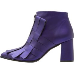 Paco Gil CLAIRE Ankle boot violet galaxy. Fioletowe botki damskie marki Paco Gil, ze skóry, bez obcasa, bez zapięcia. Za 969,00 zł.