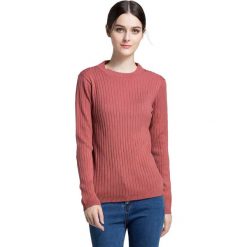 Sweter w kolorze różowym. Różowe swetry damskie Swetry na chłodne dni, bez wzorów, bez rękawów, bez kaptura. W wyprzedaży za 89,95 zł.