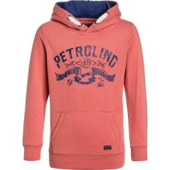 Petrol Industries Bluza z kapturem radish. Czerwone bluzy chłopięce marki Petrol Industries, z bawełny, z kapturem. Za 169,00 zł.