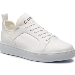 Sneakersy CALVIN KLEIN - Norio F1330 White. Białe sneakersy męskie Calvin Klein, na co dzień, bez wzorów, ze skóry ekologicznej, bez zapięcia. W wyprzedaży za 539,00 zł.