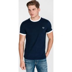 Fred Perry Koszulka Niebieski. Niebieskie podkoszulki męskie Fred Perry, xl, z haftami, z bawełny, bez kołnierzyka, krótkie. Za 221,95 zł.