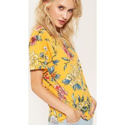 Koszulka w kwiaty - Żółty. Żółte t-shirty damskie marki House, l, w kwiaty. W wyprzedaży za 25,99 zł.