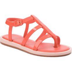 Sandały MELISSA - Caribe Verao + Salinas 32326 Pink/Red 51338. Czerwone klapki damskie Melissa, bez wzorów, z tworzywa sztucznego, bez obcasa. W wyprzedaży za 189,00 zł.
