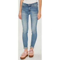Calvin Klein Jeans - Jeansy 001. Niebieskie rurki damskie marki Calvin Klein Jeans, z elastanu. Za 399,90 zł.