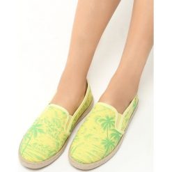 Żółte Espadryle Palm Beach. Żółte espadryle damskie Born2be, z nadrukiem, bez obcasa, na płaskiej podeszwie. Za 29,99 zł.