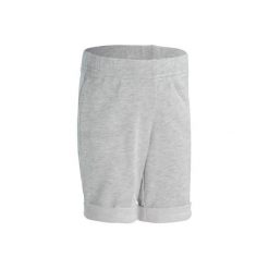 Spodenki do gimnastyki 100 dla maluchów. Szare spodenki sportowe męskie DOMYOS, bez wzorów, z bawełny, sportowe, na jogę i pilates. Za 24,99 zł.