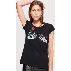 Koszulka z nadrukiem HALLOWEEN - Czarny. Czarne t-shirty damskie marki Cropp, l, z nadrukiem. Za 19,99 zł.