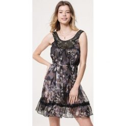 Ciemnoszara Sukienka Behove. Sukienki damskie Born2be, s, w paski, eleganckie, bez kołnierzyka, bez rękawów, mini. Za 14,99 zł.