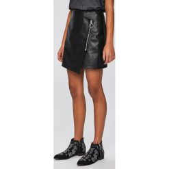 Medicine - Spódnica Sensual Preppy. Czarne spódniczki damskie MEDICINE, na co dzień, s, bez wzorów, z poliesteru, mini, proste. Za 99,90 zł.