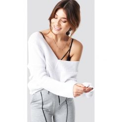 Pamela x NA-KD Sweter V-Neck Knitted - White. Białe swetry klasyczne damskie Pamela x NA-KD, z dekoltem na plecach. Za 121,95 zł.