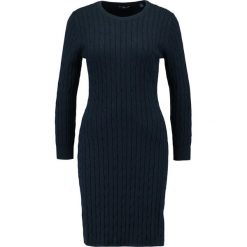 GANT STRETCH CABLE DRESS Sukienka dzianinowa evening blue. Niebieskie sukienki dzianinowe marki GANT, xl. W wyprzedaży za 461,45 zł.