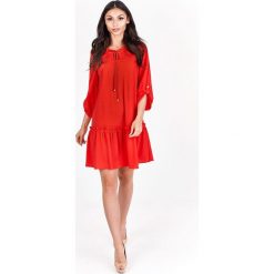 Trapezowa sukienka koktajlowa z podpinanymi rękawami. Czerwone sukienki damskie Made in Poland, bez wzorów, z elastanu, bez kołnierzyka, bez rękawów, trapezowe. Za 219,00 zł.