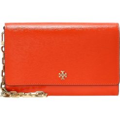 Torebki klasyczne damskie: Tory Burch ROBINSON PATENT CHAIN WALLET Torba na ramię spicy orange