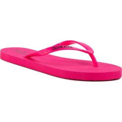 Japonki CALVIN KLEIN SWIMWEAR - FF Sandals KW0KW01032 TZ7. Różowe klapki damskie Calvin Klein Swimwear, bez wzorów, z tworzywa sztucznego, bez obcasa. Za 159,00 zł.