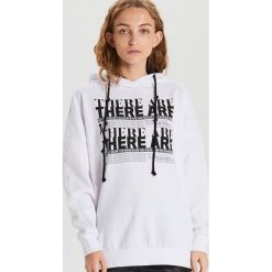 Długa bluza z kapturem - Biały. Białe bluzy damskie Cropp, xl, długie. W wyprzedaży za 39,99 zł.