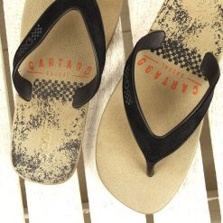 Beżowo czarne japonki męskie CARTAGO DAKAR AD 10738 - beżowy / czarny. Brązowe klapki męskie Cartago, bez wzorów. Za 29,97 zł.