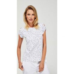 Bawełniany t-shirt z nadrukiem. Białe bluzki damskie Moodo, s, z nadrukiem, z bawełny, klasyczne, z okrągłym kołnierzem, z krótkim rękawem. Za 39,99 zł.