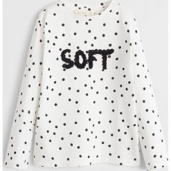 Mango Kids - Longsleeve dziecięcy Dottie 110-152 cm. Białe bluzki dziewczęce Mango Kids, z aplikacjami, z bawełny, z okrągłym kołnierzem, z krótkim rękawem, krótkie, bez kaptura. Za 45,90 zł.