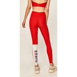Guess Jeans - Legginsy. Czerwone spodnie damskie Guess Jeans, s, z poliesteru. W wyprzedaży za 149,90 zł.