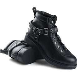 Botki Love Moschino. Czarne botki damskie Love Moschino, bez obcasa, bez zapięcia. Za 399,00 zł.