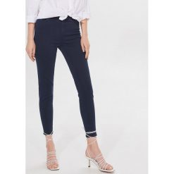 Jeansy typu skinny fit - Niebieski. Niebieskie jeansy damskie Mohito, bez wzorów, z jeansu. Za 99,99 zł.