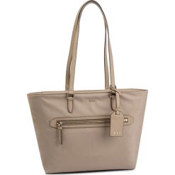 Torebka DKNY - Kaden R81AE398 Chino CHI. Brązowe torebki klasyczne damskie DKNY, bez wzorów, ze skóry ekologicznej, klasyczne, na ramię, bez dodatków. W wyprzedaży za 319,00 zł.