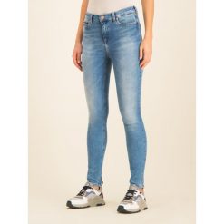 Jeansy Skinny Fit Tommy Jeans Nora DW0DW07490. Niebieskie jeansy damskie Tommy Jeans. W wyprzedaży za 329,00 zł.