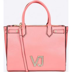 Versace Jeans - Torebka. Różowe torebki klasyczne damskie marki Versace Jeans, w paski, z jeansu, średnie. W wyprzedaży za 799,90 zł.
