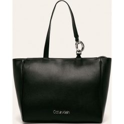 Calvin Klein - Torebka. Czarne torby damskie na zakupy Calvin Klein, w paski, ze skóry ekologicznej, na ramię, bez dodatków. Za 579,90 zł.