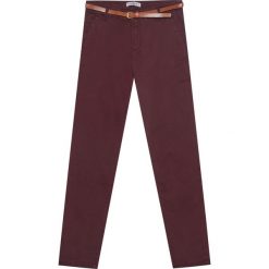 Spodnie typu chinos basic z paskiem. Czerwone chinosy damskie marki Pull&Bear. Za 89,90 zł.