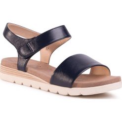 Sandały CAPRICE - 9-28610-24 Ocean Nappa 855. Niebieskie klapki damskie Caprice, bez wzorów, ze skóry, bez obcasa. W wyprzedaży za 159,00 zł.