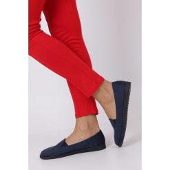 Granatowe Półbuty Slip On Casu Da19X17/n. Półbuty damskie Casu, bez wzorów, bez obcasa, bez zapięcia. W wyprzedaży za 39,99 zł.