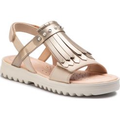 Sandały GEOX - J S.Coralie G. E J926EE 054AJ C0872 D Lt Beige/Gold. Żółte sandały dziewczęce Geox, ze skóry ekologicznej, bez zapięcia. W wyprzedaży za 199,00 zł.