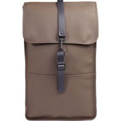 Rains BACKPACK Plecak brown. Pomarańczowe plecaki damskie marki Rains. W wyprzedaży za 237,30 zł.