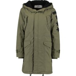 Replay Parka olive. Zielone płaszcze damskie Replay, m, bez wzorów, z elastanu, bez kaptura. W wyprzedaży za 888,30 zł.